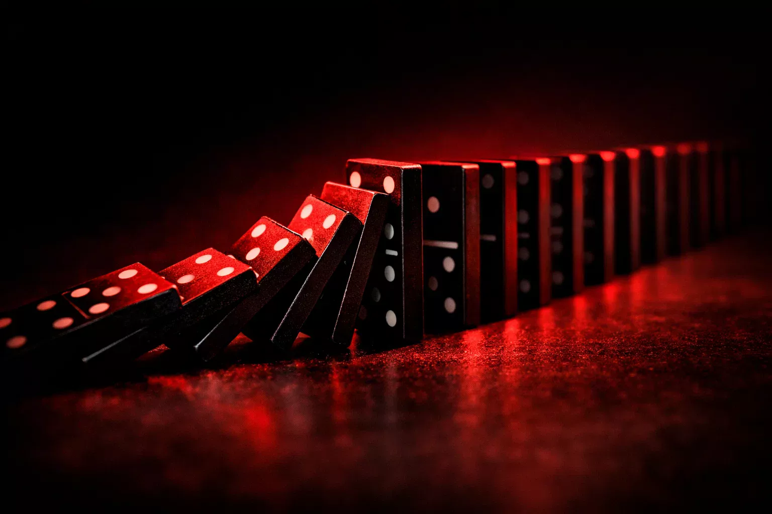 Dominos a cair em cascata representando o efeito perigoso do sistema Martingale nas apostas
